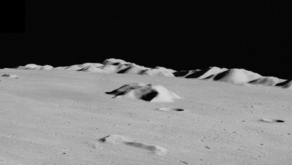 Mons Piton sfotografowany z orbity podczas misji Apollo-15